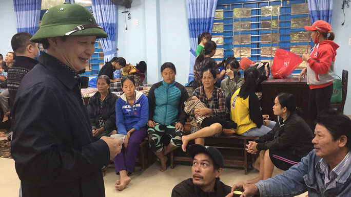 Trong các cơn bão lũ vừa qua, điểm Trường THCS Thuận An là nơi được trưng dụng để di dời hàng trăm người dân đến tránh trú. Trong ảnh là ông Lê Trường Lưu, Bí thư Tỉnh ủy Thừa Thiên - Huế đến thăm người dân đến đây tránh trú cơn bão số 13. Trong các cơn bão lũ vừa qua, điểm Trường THCS Thuận An là nơi được trưng dụng để di dời hàng trăm người dân đến tránh trú. Trong ảnh là ông Lê Trường Lưu, Bí thư Tỉnh ủy Thừa Thiên - Huế đến thăm người dân đến đây tránh trú cơn bão số 13.