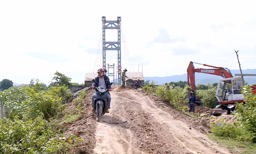 Sửa chữa, khắc phục nền và mặt đường để đảm bảo giao thông thuận lợi tại vị trí đường dẫn 2 đầu cầu treo dân sinh H’Jú. Ảnh: Lê Hòa