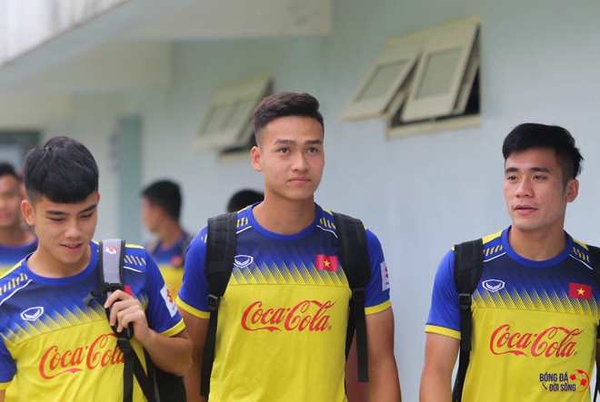 Trung vệ Bùi Hoàng Việt Anh (giữa) trong màu áo U22 Việt Nam.