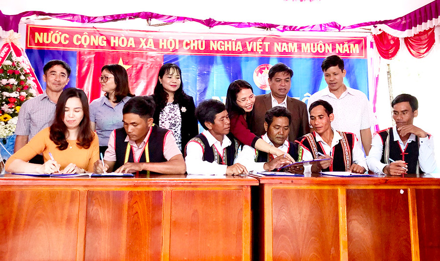  Ký cam kết thi đua thực hiện thắng lợi các chỉ tiêu kinh tế-xã hội trong năm 2021 tới. Ảnh: Lê Hòa