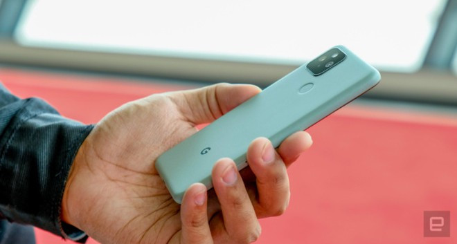 Pixel 5 chính thức hỗ trợ sạc ngược không dây chuẩn Qi qua tính năng Battery Share. ẢNH CHỤP MÀN HÌNH ENGADGET