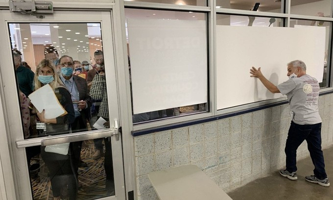 Nhân viên dựng tấm che bên ngoài phòng kiểm phiếu ở TP Detroit, bang Michigan, hôm 4-11. Ảnh: Detroit Free Press