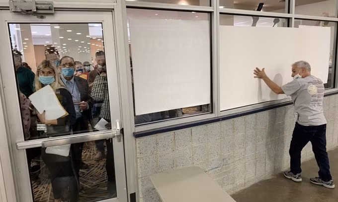 Nhân viên dựng tấm che bên ngoài phòng kiểm phiếu ở TP Detroit, bang Michigan, hôm 4-11. Ảnh: Detroit Free Press