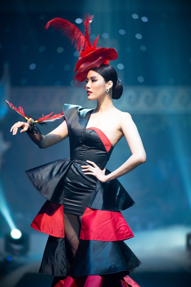 Sau khi sinh con, siêu mẫu Lan Khuê nhanh chóng lấy lại vóc dáng để quay lại sàn diễn thời trang. Thời gian gần đây, Lan Khuê liên tục nhận được sự tin tưởng của các nhà thiết kế khi liên tiếp xuất hiện ở vị trí vedette trong nhiều bộ sưu tập. ẢNH: NGUYỄN XUÂN HUY