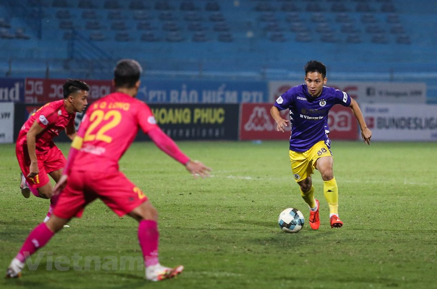 Đội bóng Thủ đô buộc phải thắng để tiếp tục đua vô địch nên chủ động ép sân, chơi tấn công với tốc độ cao ngay từ những phút đầu tiên. (Ảnh: Hiển Nguyễn/Vietnam+) Đội bóng Thủ đô buộc phải thắng để tiếp tục đua vô địch nên chủ động ép sân, chơi tấn công với tốc độ cao ngay từ những phút đầu tiên. (Ảnh: Hiển Nguyễn/Vietnam+)