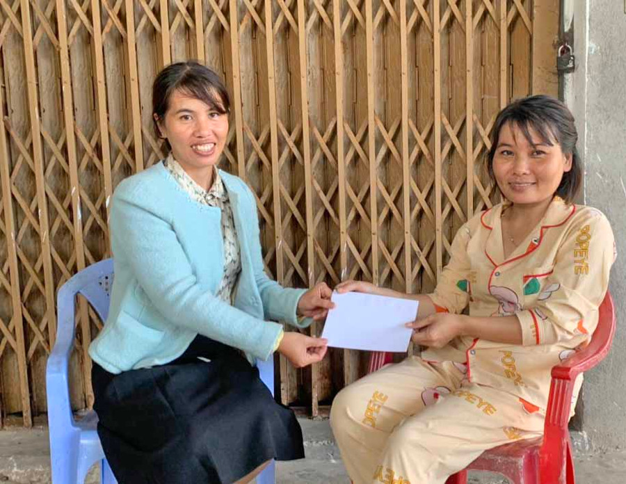 Chị Phạm Thị Nguyên (bìa phải, thôn An Bình, xã Uar, huyện Krông Pa) nhận vốn vay từ tổ tiết kiệm để kịp thời khám-chữa bệnh. Ảnh: Vũ Chi