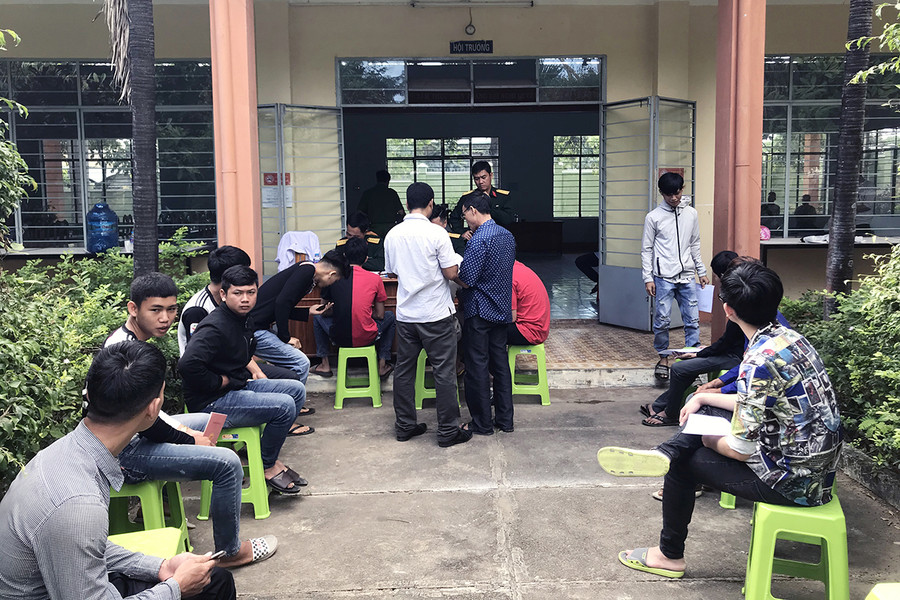 Thanh niên thị xã Ayun Pa tham gia khám sức khỏe nghĩa vụ quân sự. Ảnh: Ngọc Sang Thanh niên thị xã Ayun Pa tham gia khám sức khỏe nghĩa vụ quân sự. Ảnh: Ngọc Sang