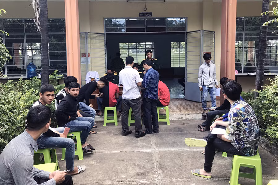 Thanh niên thị xã Ayun Pa tham gia khám sức khỏe nghĩa vụ quân sự. Ảnh: Ngọc Sang