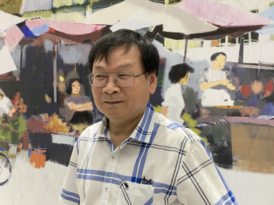  Nhà văn Nguyễn Nhật Ánh với bức minh hoạ của họạ sĩ Hoàng Tường.