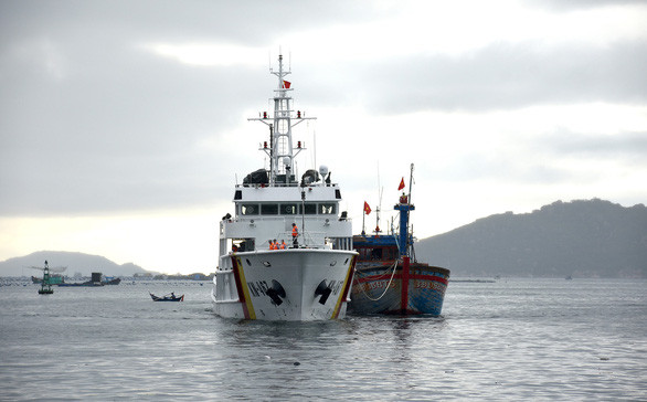 Tàu kiểm ngư KN 467 kéo tàu cá của thuyền trưởng Lê Thanh Toàn về cảng Cam Ranh - Ảnh: D.THANH