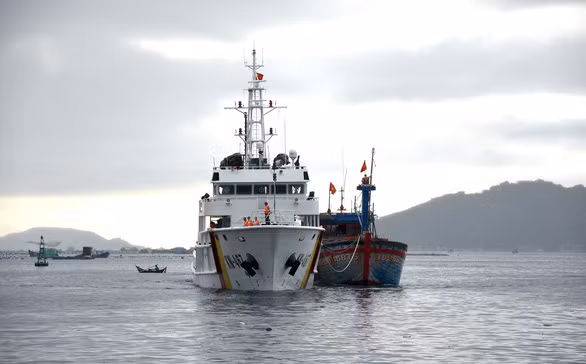 Tàu kiểm ngư KN 467 kéo tàu cá của thuyền trưởng Lê Thanh Toàn về cảng Cam Ranh - Ảnh: D.THANH