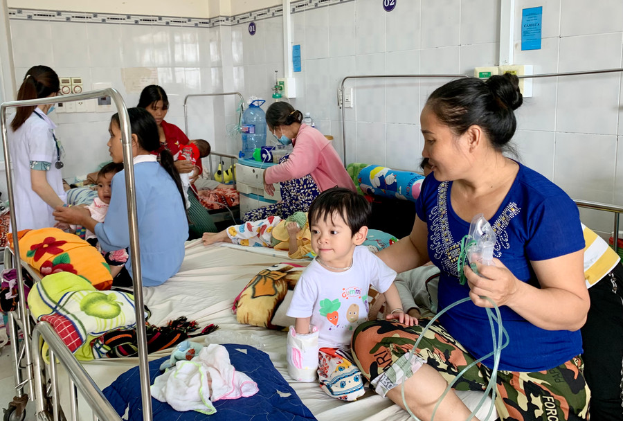 Khoa Nội hô hấp Bệnh viện Nhi quá tải do bệnh nhân tăng cao. Ảnh: Như Nguyện
