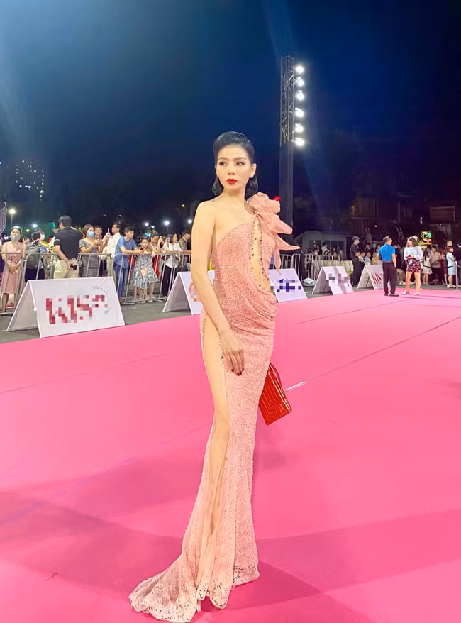 Xuất hiện trên thảm đỏ Chung kết Hoa hậu Việt Nam 2020, Lệ Quyên diện bộ váy xuyên thấu quyến rũ. Đường xẻ đùi cao tít với điểm nhấn thiết kế khoét ngực phối ren táo bạo giúp nữ ca sĩ khoe khéo vẻ đẹp không thua kém dàn mỹ nhân tham gia cuộc thi sắc đẹp uy tín.