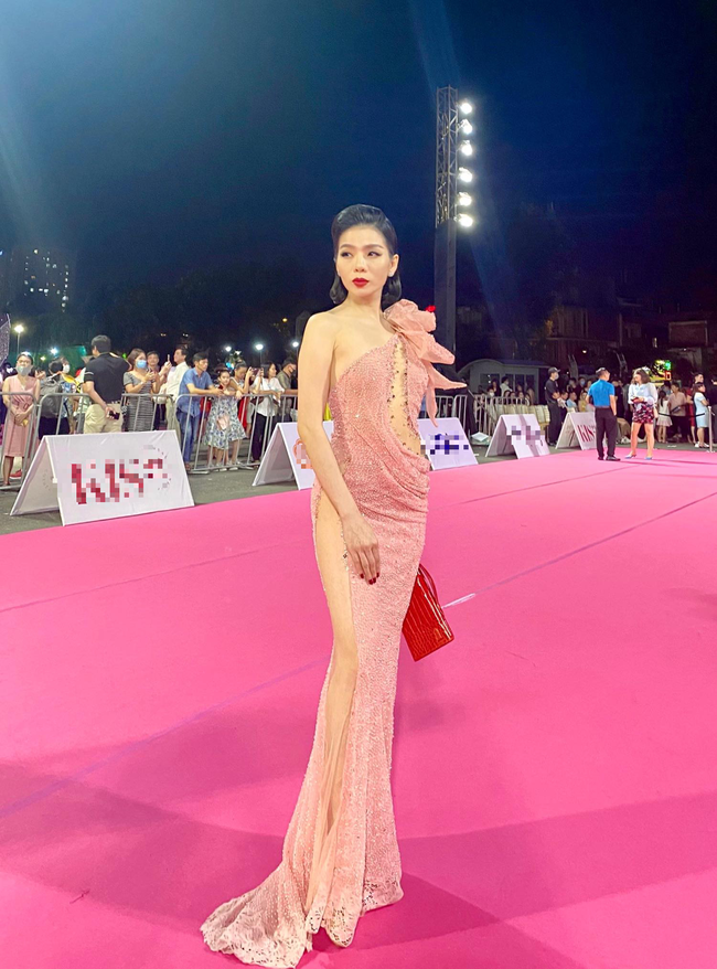 Xuất hiện trên thảm đỏ Chung kết Hoa hậu Việt Nam 2020, Lệ Quyên diện bộ váy xuyên thấu quyến rũ. Đường xẻ đùi cao tít với điểm nhấn thiết kế khoét ngực phối ren táo bạo giúp nữ ca sĩ khoe khéo vẻ đẹp không thua kém dàn mỹ nhân tham gia cuộc thi sắc đẹp uy tín.