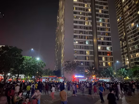  Xe chữa cháy tiếp cận hiện trường - Ảnh: Lê Tấn