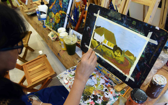 Nhiều người cho rằng vẽ tranh vừa thư giãn vừa để thanh lọc tâm hồn - Ảnh: D.PHAN