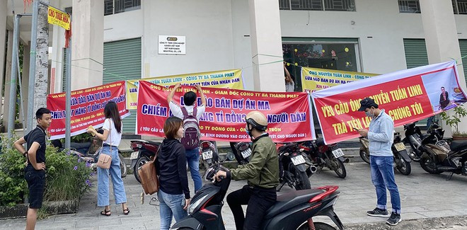 Người dân bức xúc căng băng rôn tố cáo dự án 