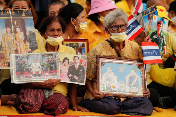 Hoàng gia có vai trò lớn trong đời sống tinh thần của nhiều người Thái. Khi cha của vua Rama X - tức Quốc vương Bhumibol Adulyadej - còn sống, rất nhiều người Thái đã thể hiện sự tôn kính với ông bằng việc lập bàn thờ sống - Ảnh: REUTERS