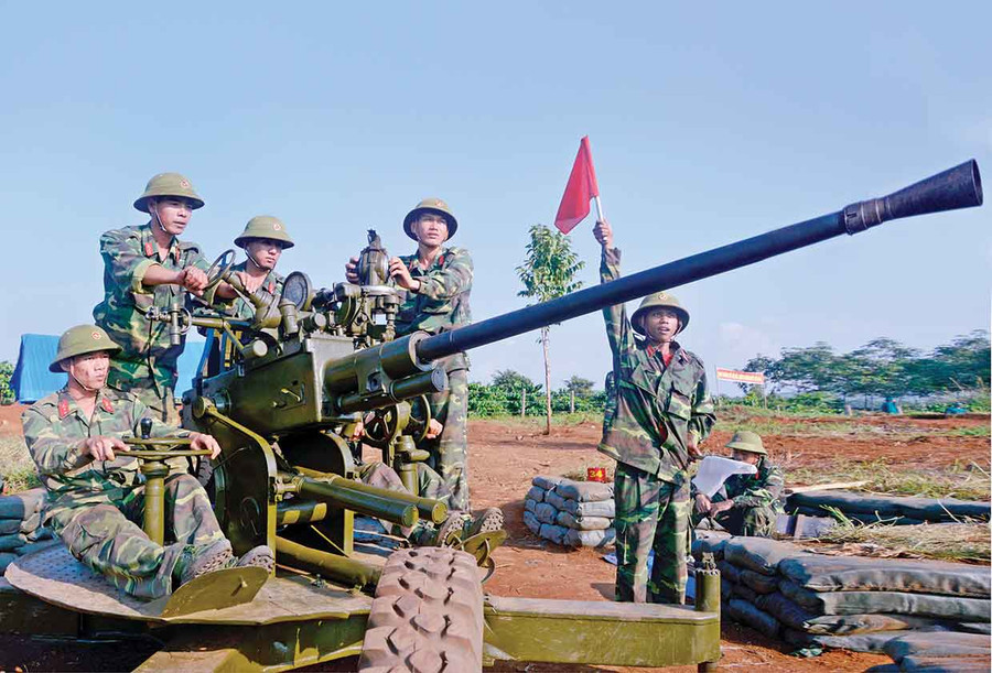 Lực lượng vũ trang tỉnh Gia Lai: 75 năm vang mãi bản hùng ca ảnh 1 Đại đội dự bị động viên pháo phòng không 37 mm-1 của tỉnh huấn luyện ngoài thao trường. Ảnh: Phương Dung