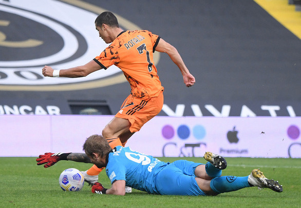 Khoảnh khắc Ronaldo vượt qua thủ thành của Spezia để ghi bàn cho Juventus - Ảnh: REUTERS