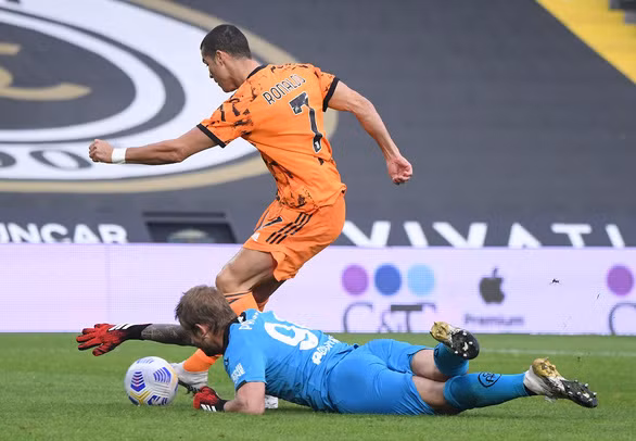 Khoảnh khắc Ronaldo vượt qua thủ thành của Spezia để ghi bàn cho Juventus - Ảnh: REUTERS