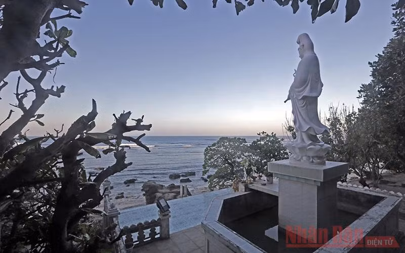  Tượng Phật Bà Quan Thế Âm Bồ Tát phía trước Chùa Hang nhìn ra Biển Đông.