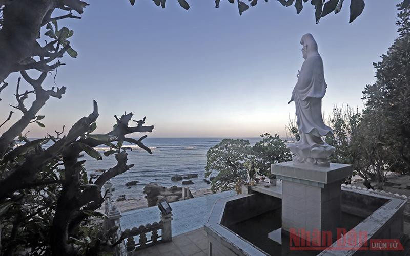 Tượng Phật Bà Quan Thế Âm Bồ Tát phía trước Chùa Hang nhìn ra Biển Đông. Tượng Phật Bà Quan Thế Âm Bồ Tát phía trước Chùa Hang nhìn ra Biển Đông.