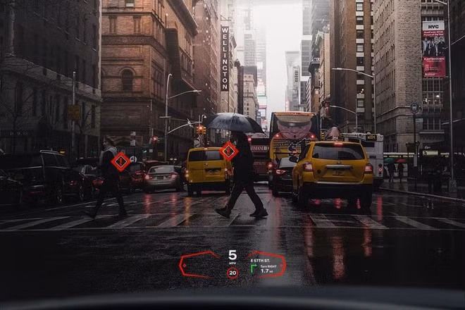 Màn hình sẽ đưa ra những cảnh báo về người qua đường, thời tiết, điểm nghẽn giao thông... ẢNH: ENVISICS