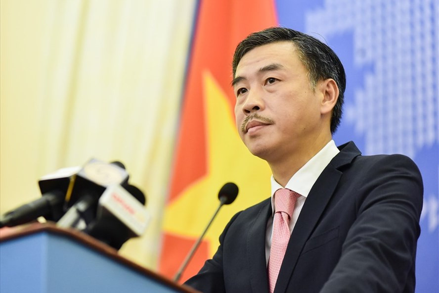 Phó phát ngôn Bộ Ngoại giao Việt Nam Dương Hoài Nam trả lời báo giới về cuộc bầu cử tổng thống Mỹ 2020 trong cuộc họp báo chiều 5.11. Ảnh: Nhật Hạ. Phó phát ngôn Bộ Ngoại giao Việt Nam Dương Hoài Nam trả lời báo giới về cuộc bầu cử tổng thống Mỹ 2020 trong cuộc họp báo chiều 5.11. Ảnh: Nhật Hạ.