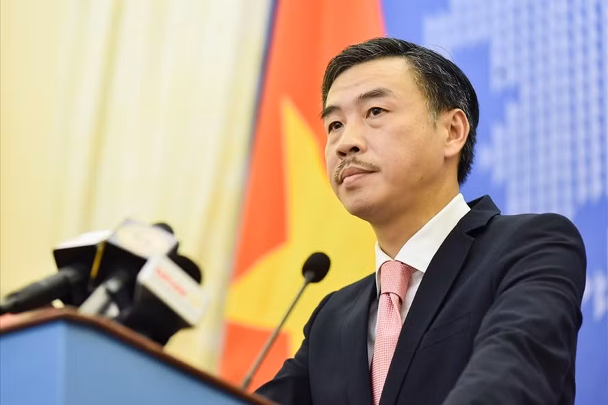 Phó phát ngôn Bộ Ngoại giao Việt Nam Dương Hoài Nam trả lời báo giới về cuộc bầu cử tổng thống Mỹ 2020 trong cuộc họp báo chiều 5.11. Ảnh: Nhật Hạ.