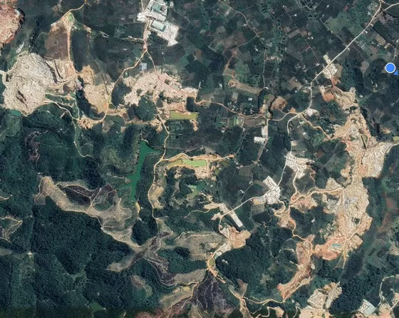  Những ngọn đồi phủ màu trắng đục dần thay thế các mảng xanh tại khu mỏ khai thác cao lanh trên địa bàn TP Bảo Lộc (Lâm Đồng). Ảnh chụp trên Google Map