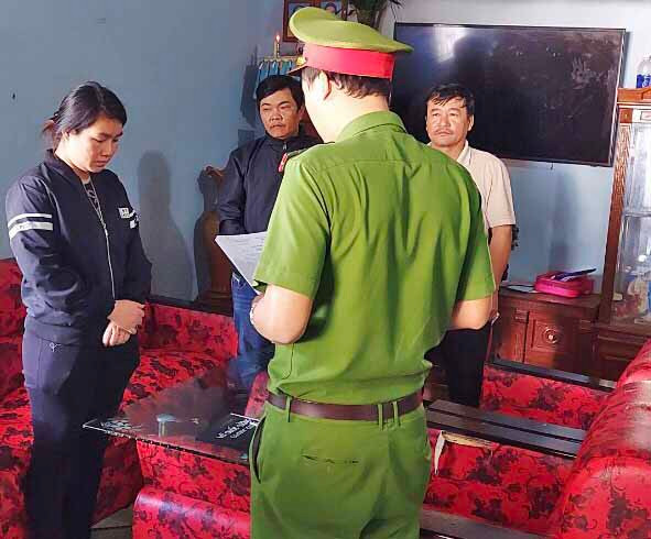 Cơ quan Cảnh sát Điều tra Công an tỉnh đọc lệnh bắt tạm giam với Thảo (thứ 2 từ trái qua). Ảnh: Văn Ngọc