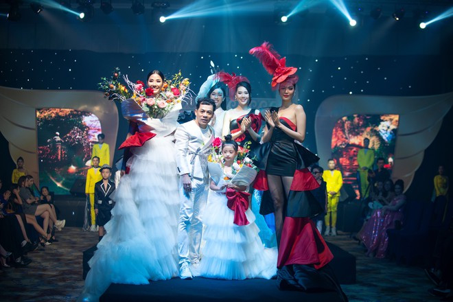 Tuần lễ thời trang Dorii Xuân - Hè mùa đầu tiên giới thiệu 4 bộ sưu tập mới của nhà thiết kế Tạ Linh Nhân gồm Áo dài Thiên thần Việt, Khát vọng, Hồi sinh và Giấc mơ thiên thần. ẢNH: NGUYỄN XUÂN HUY