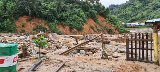 Đường sá chỉ toàn đá, bùn non, cát và nước. Ảnh: NGỌC PHÚC