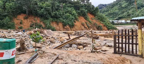 Đường sá chỉ toàn đá, bùn non, cát và nước. Ảnh: NGỌC PHÚC