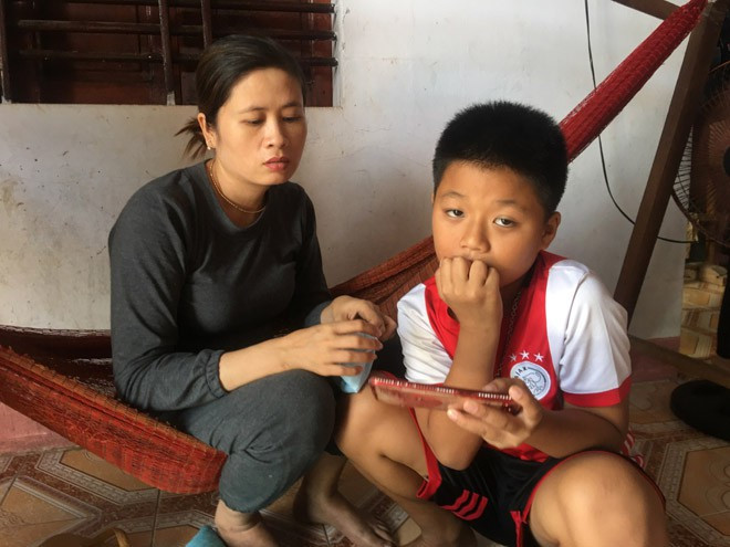  Vợ thuyền viên Võ Văn Hoài và con trai chủ tàu Võ Ngọc Đô - ẢNH: HOÀNG TRỌNG