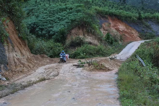 Tuyến đường thường xuyên sạt lở gây ảnh hưởng đến tính mạng người dân. Ảnh: ĐỨC NHẬT