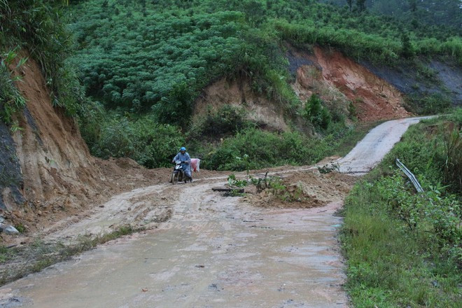 Tuyến đường thường xuyên sạt lở gây ảnh hưởng đến tính mạng người dân. Ảnh: ĐỨC NHẬT