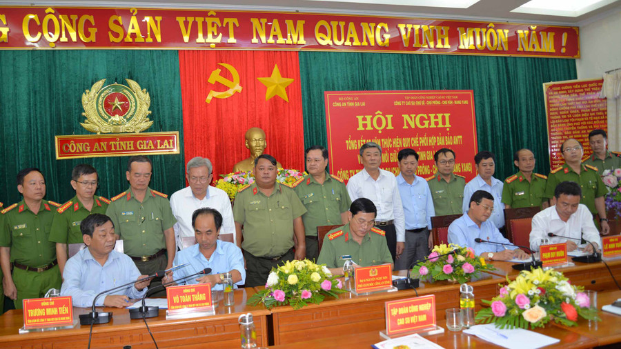 Các đơn vị đã tiến hành ký kết quy chế phối hợp mới. Ảnh: Văn Ngọc