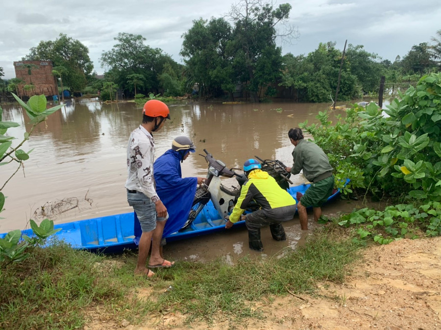 Lực lượng cứu hộ giúp người dân di dời tài sản ra khỏi vùng ngập lụt.Ảnh.Vũ Chi