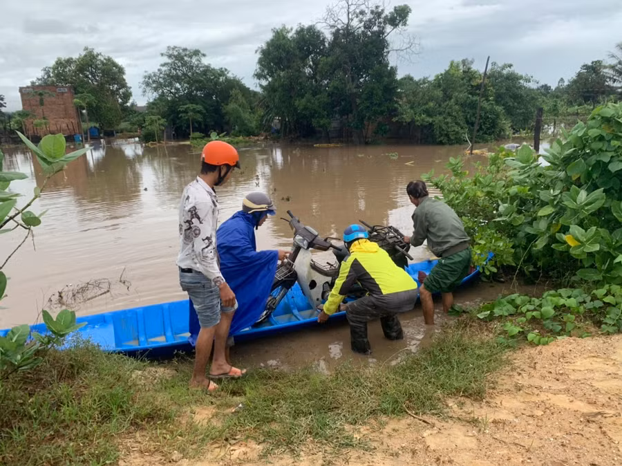 Lực lượng cứu hộ giúp người dân di dời tài sản ra khỏi vùng ngập lụt.Ảnh.Vũ Chi