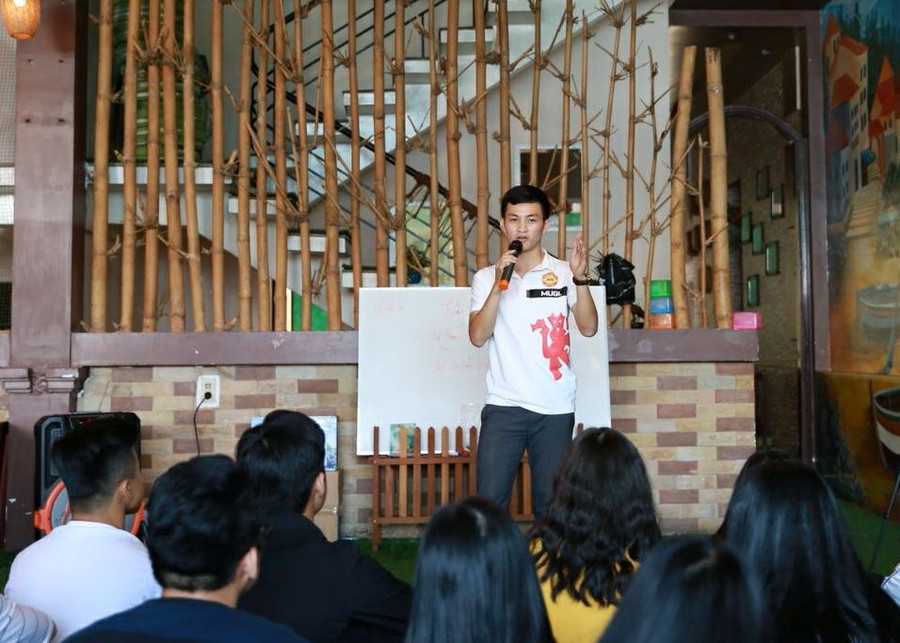 Anh Phạm Hồng Thưởng trao đổi thông tin với học viên tại Trung tâm. Ảnh: Ksor H'Yuên