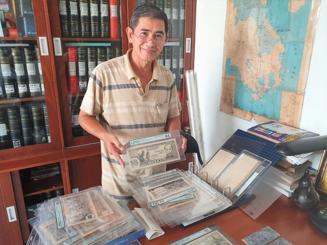 Nhà sưu tập Huỳnh Tấn Thành và bộ sưu tập những phác thảo giấy bạc quý giá được ông cất công sưu tầm và gìn giữ ẢNH: QUỲNH TRÂN