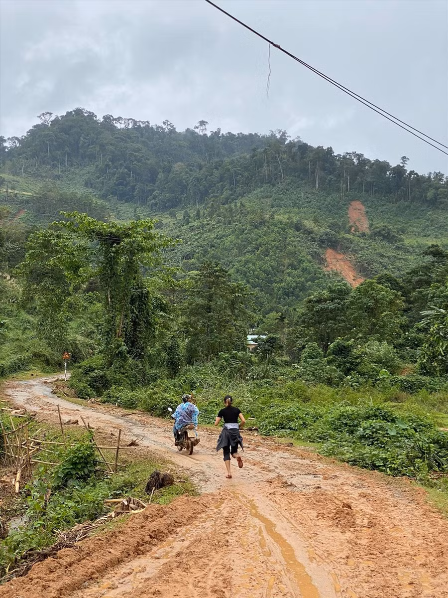 Vừa qua, Hoa hậu H’hen Niê có chuyến đi thăm các nạn nhân vụ sạt lở đất ở tỉnh Quảng Nam. Cô không ngại băng đèo, lội bùn để đến tận các nhà có người gặp nạn.