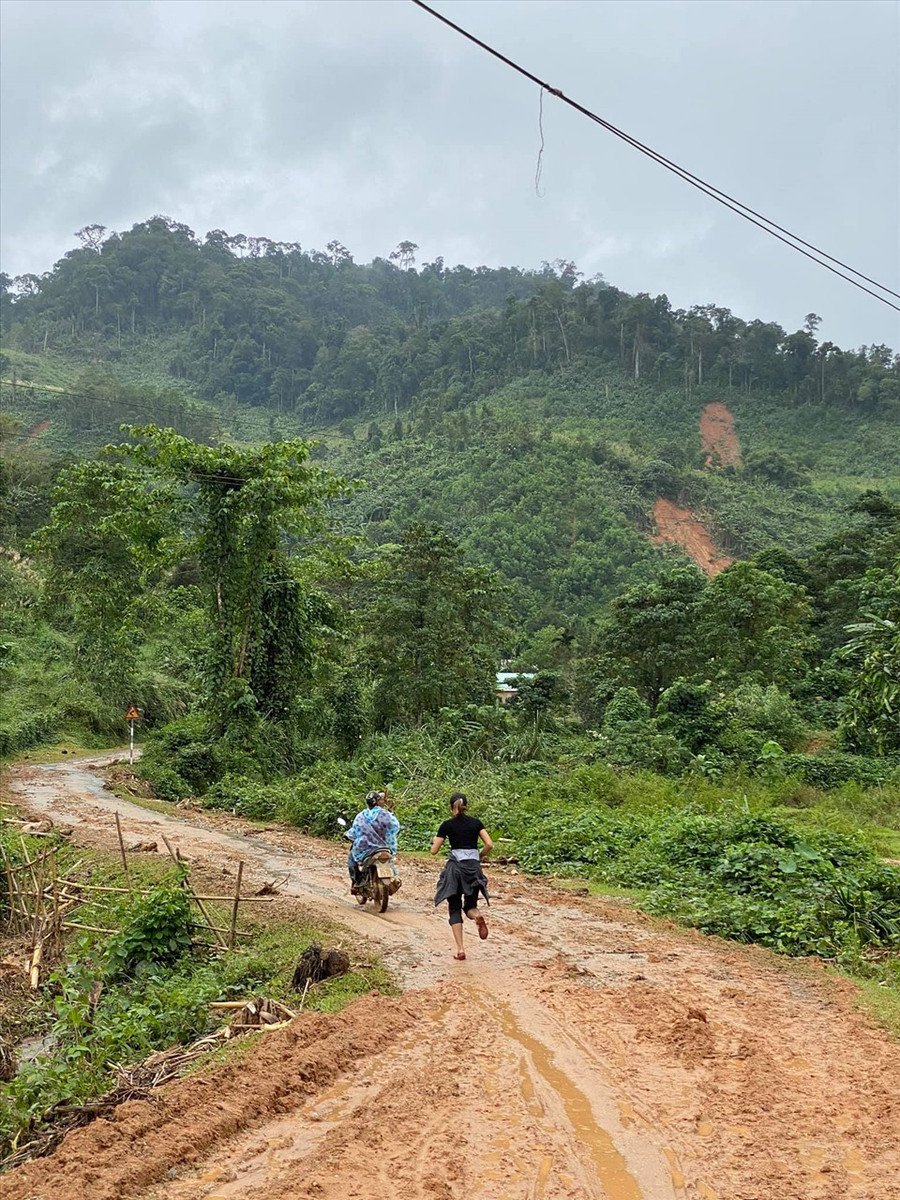 Vừa qua, Hoa hậu H’hen Niê có chuyến đi thăm các nạn nhân vụ sạt lở đất ở tỉnh Quảng Nam. Cô không ngại băng đèo, lội bùn để đến tận các nhà có người gặp nạn.