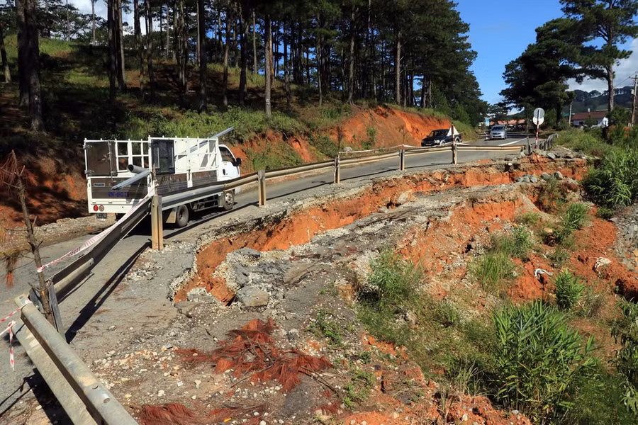 Điểm sụt lún, sạt trượt kéo dài 60 m trên QL27C, đoạn qua Trường mầm non Đạ Sar ẢNH: LÂM VIÊN