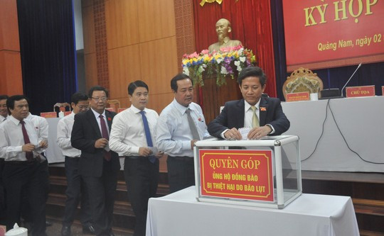 Các đại biểu HĐND tỉnh Quảng Nam góp tiền ủng hộ đồng bào bị thiệt hại do bão lũ Ảnh: HÀN GIANG  Các đại biểu HĐND tỉnh Quảng Nam góp tiền ủng hộ đồng bào bị thiệt hại do bão lũ Ảnh: HÀN GIANG