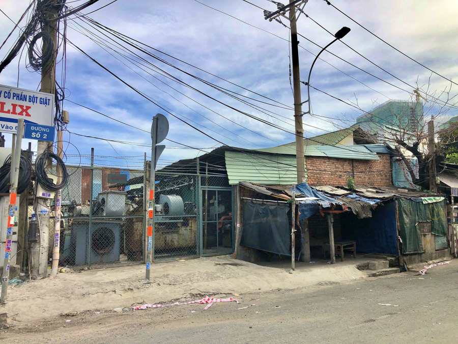 Căn chòi trên đường số 2, nơi phát hiện thi thể nạn nhân  Căn chòi trên đường số 2, nơi phát hiện thi thể nạn nhân