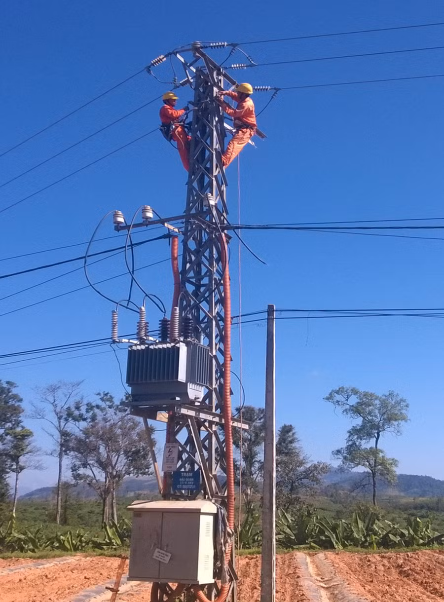 Công nhân Điện lực Đức Cơ bảo trì hệ thống điện lưới trên địa bàn. Ảnh: Hà Duy