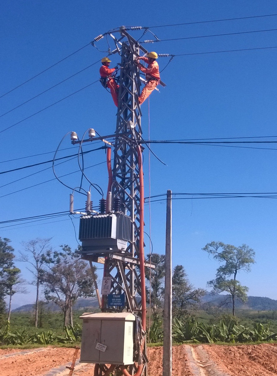Công nhân Điện lực Đức Cơ bảo trì hệ thống điện lưới trên địa bàn. Ảnh: Hà Duy